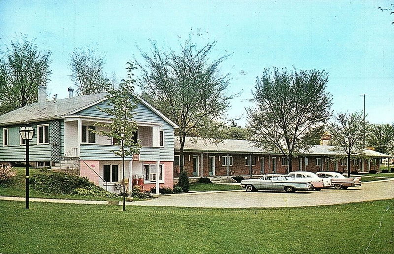 Motel Jackson - Vintage Postcard